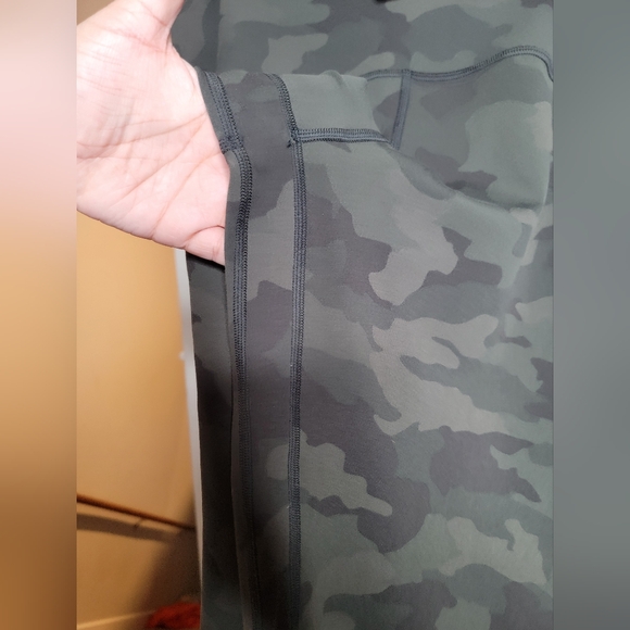 🍋 NWOT Lululemon Green Camo sz 18 "Like New" Aligns cropped 21" inseam - Picture 4 of 7